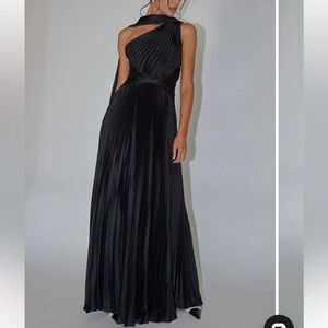 NWT Selfie Leslie Pleated Maxi Dress